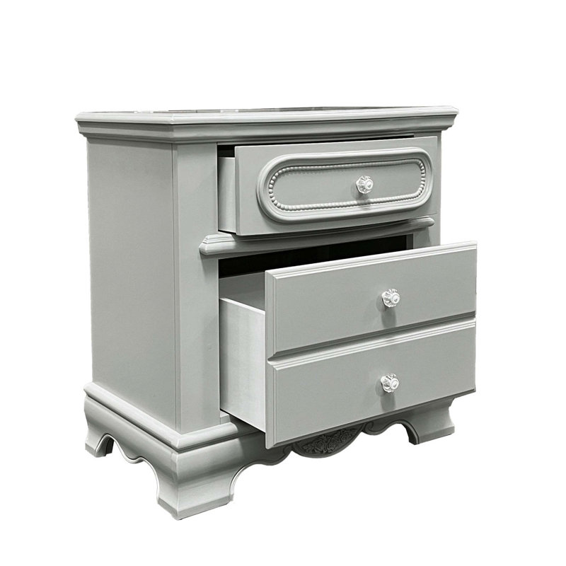 Table de chevet à 3 tiroirs avec glissières lisses et fabrication durable, parfaite pour les solutions de rangement de chambre à coucher élégantes.