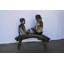 Deux enfants lisant sur une statue de bronze en forme de bûche - sculpture idéale pour la maison / jardin Cerys, L 44 po x l 17 po x H 42 po