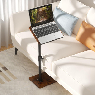 Table d'appoint pour canapé avec accoudoirs et canapé - Extrémité pivotante à 360 ° à hauteur réglable pour les petits espaces, table d'appoint Snack pour lit ou chaise avec fente pour téléphone et tablette (riche, réglable en angle)