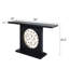 Console moderne noire avec accents dorés, canapé étroit pour une entrée décorative et fonctionnelle