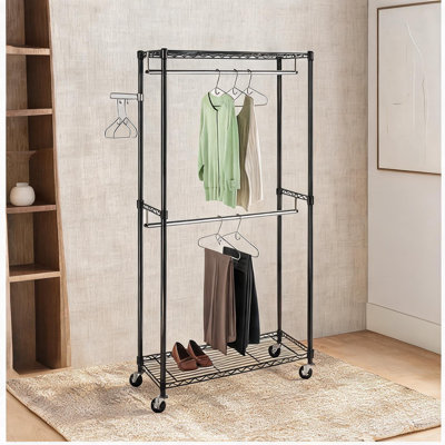 Portant à vêtements autoportant avec tablettes réglables en acier noir élégant pour l'organisation de garde-robe de chambre à coucher