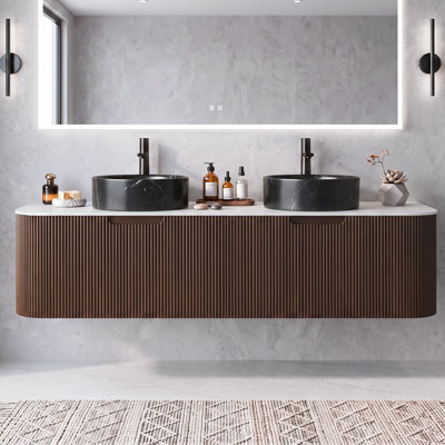 Meuble-lavabo mural 60 po avec 2 lavabos, armoire de rangement en contreplaqué noyer rayé à bords arrondis avec tiroirs, lavabo rond en céramique noir mat et plateau en pierre frittée blanc de Carrare