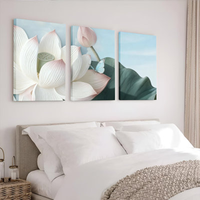 Ensemble de 3 tableaux sur toile tendue représentant des fleurs de lotus et des papillons