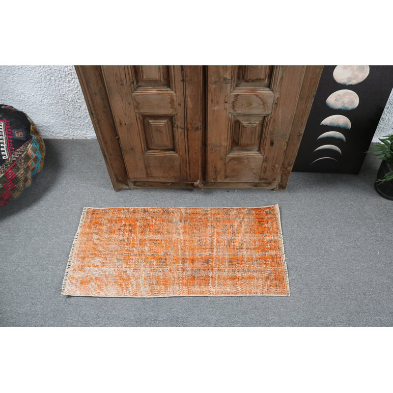 Tapis turc bohémien fabriqué à la main mettant en valeur des tons oranges accrocheurs, idéal pour un vestibule ou un couloir