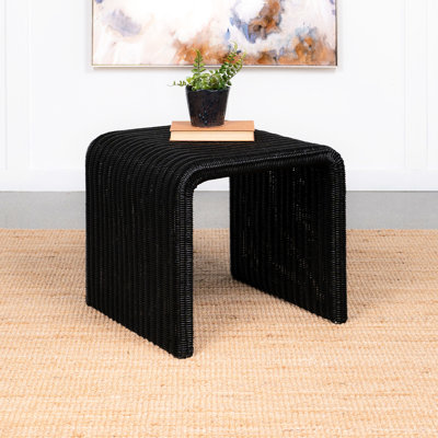 Table d'appoint carrée noire à texture tissée, design rétro des années 70, idéale pour différentes pièces du salon. Surface rétro, espace principal, forme en U.