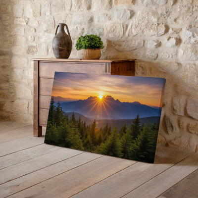 Toile, "Un lever de soleil à couper le souffle sur une chaîne de montagnes majestueuse", art mural rayonnant de rayons de soleil rayonnant vers l'extérieur