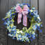 Couronne patriotique de fleurs sauvages bleues avec nœud rouge, blanc et bleu