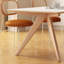 Table Rock minimaliste crème avec pieds en bois-106687037