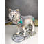 Figurine loup gris avec des roches turquoise sur le sol