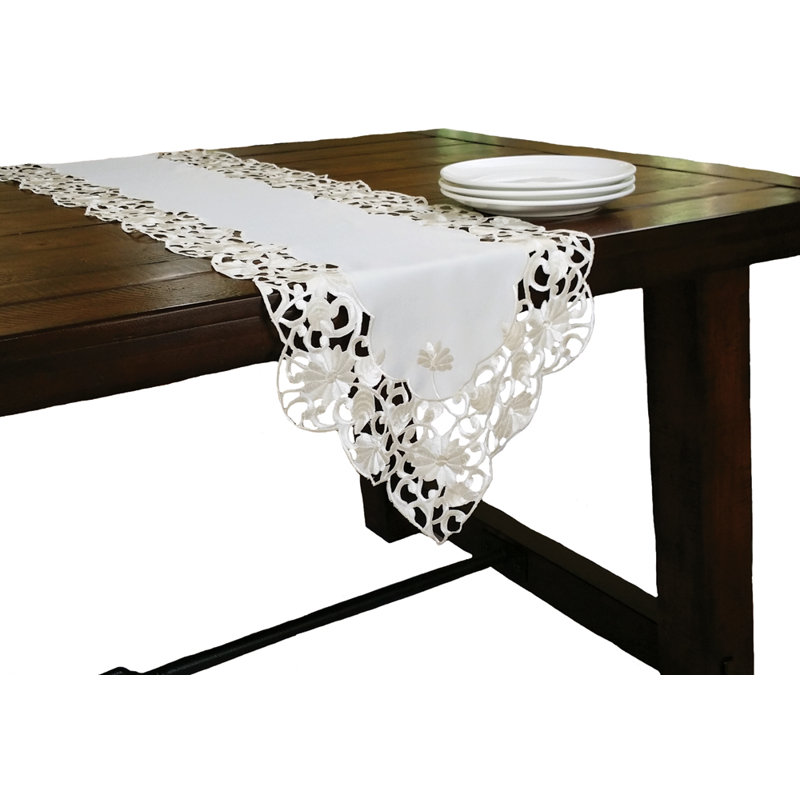 Chemin de table nappe brodéed Sherill, L 54 po x l 15 po