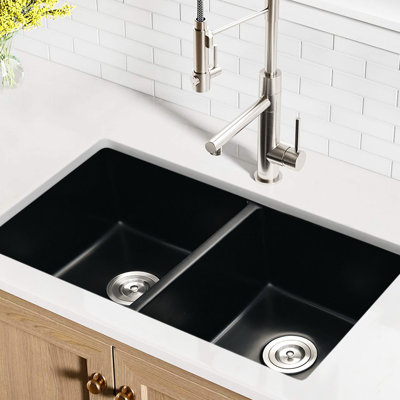Évier de cuisine encastré à double cuve en quartz noir 32 po x 18 po avec crépine antirouille et antirouille pour un drainage liquide simplifié, insonorisant et facile à vider