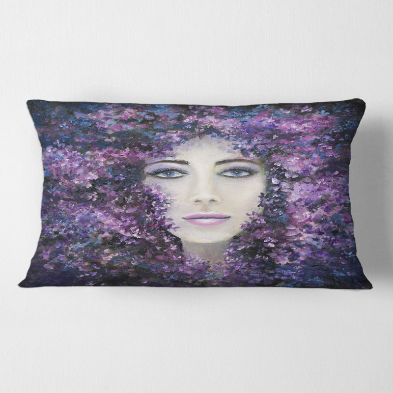 Portrait de femme avec housse de coussin rectangulaire et insert lavande