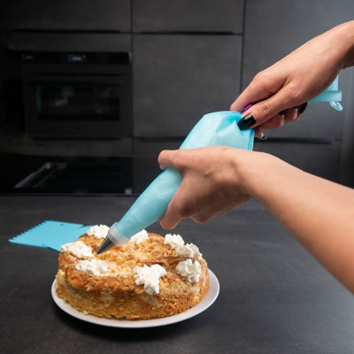 Cupcake baking set: Silicone muffin tins and piping bags with stainless steel nozzles