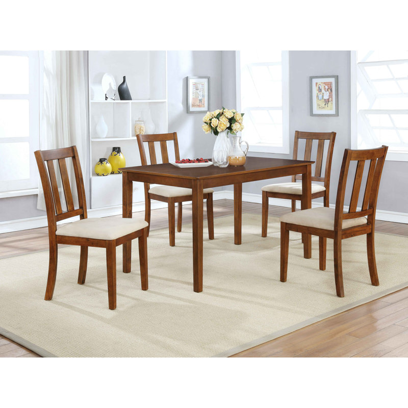 Ensemble repas pour quatre personnes