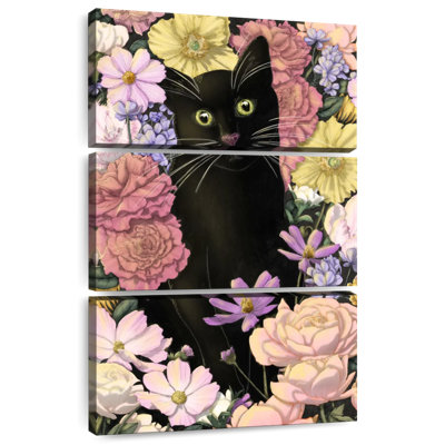 Petit chat noir Brampt dans un jardin coloré