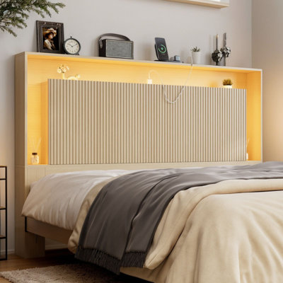 Tête de lit grand avec rangement, tête de lit cannelée large de 64,6 po avec station de charge et lumières DEL, têtes de lit en bois modernes pour la chambre à coucher, naturel