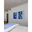 «A Touch of Royal Blue Diptych», ensemble de 2 reproductions de peintures à l'acrylique encadrées-24746890