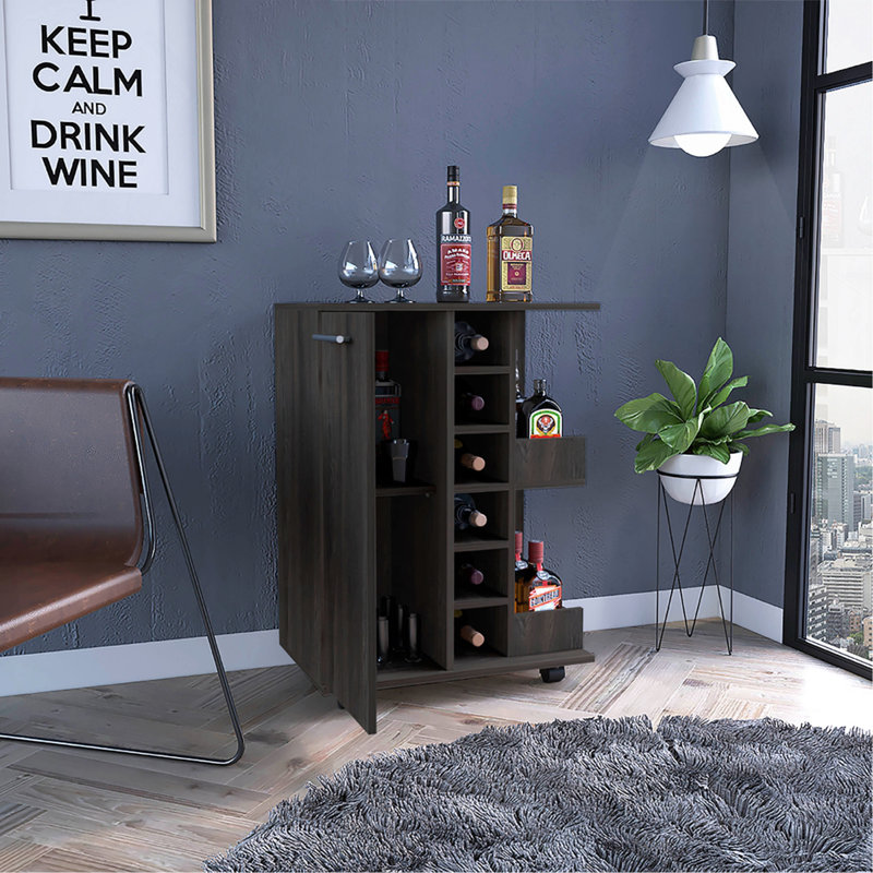 Chariot-bar espresso en carbone H 32 po, armoire de rangement, avec 4 roues, 1 espace de rangement divisé avec 1 tablette, 1 porte pliante, une division verticale centrale pour 6 bouteilles et 2 tablettes latérales avec façade en aluminium