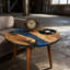 Table d'appoint de style Mid-Century moderne en résine et noyer