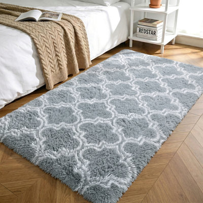 Tapis gris à poils longs