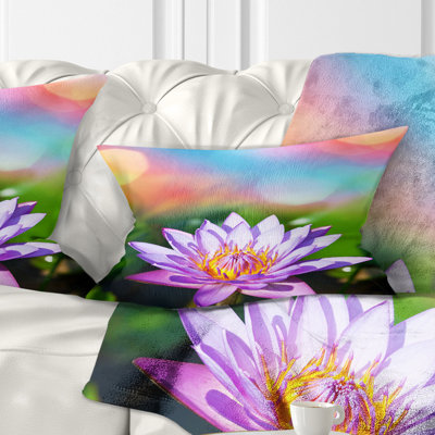 Coussin mauve sur fond abstrait - imprimé floral