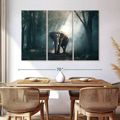 Éléphant de la jungle ensoleillé