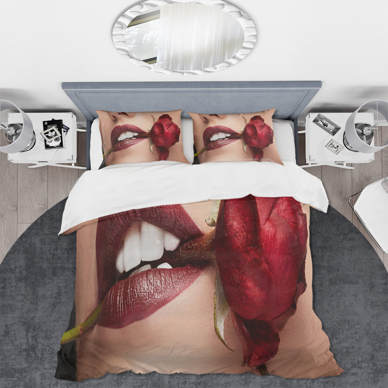 Femme avec rouge à lèvres rouge tenant une rose dans la bouche - Ensemble de housse de couette moderne - Microfibre de polyester