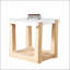 Table d'appoint moderne bicolore en faux marbre avec finition naturelle pour un salon contemporain