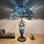 Lampe de table Haruko Tiffany avec abat-jour et base en vitrail bleu et ampoules DEL incluses: l 16 po x P 16 po x H 24 po