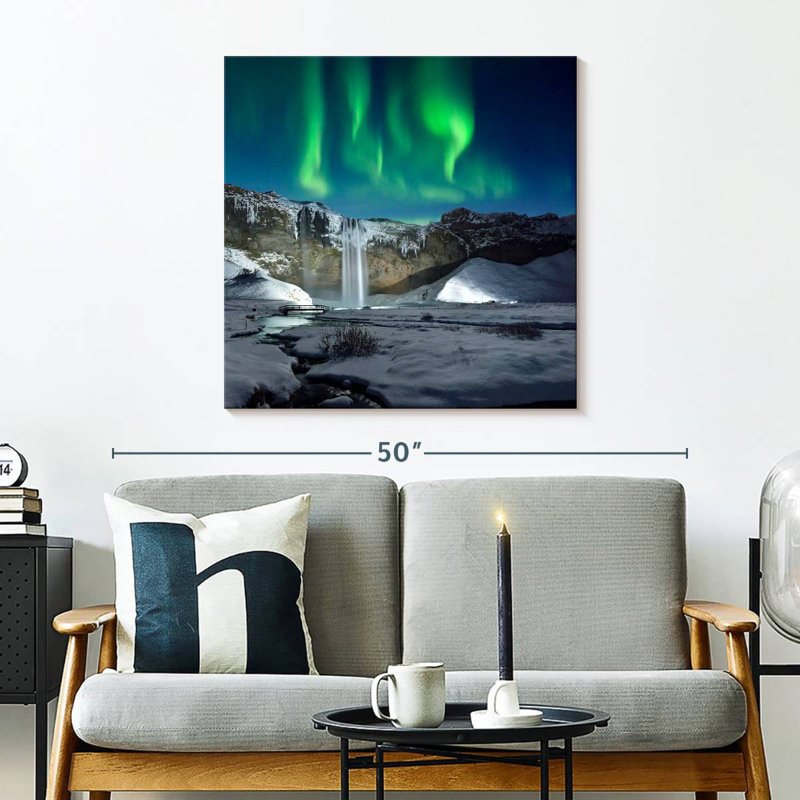 Alvord Aurora au-dessus de la cascade de Skogafoss, H 30 po x l 30 po