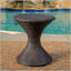 Charmante table d'appoint en osier pour le plein air, rehaussant votre espace de loisirs