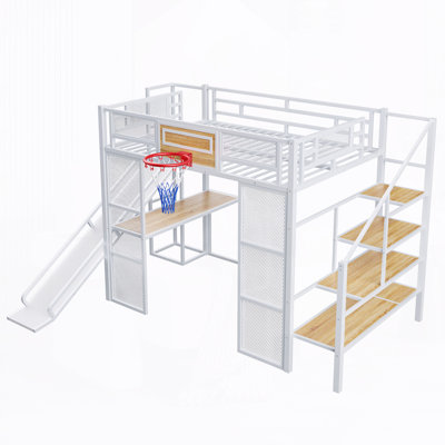 Lit en métal avec bureau intégré, garde-robe ouverte, panier de basketball, glissade et escalier