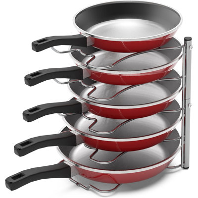 Étagère de rangement pour casseroles et poêles dans un garde-manger