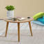 Table basse à quatre pieds en bois massif