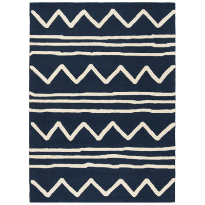 Tapis bleu marine / ivoire en laine touffeté à la main à motif de chevrons Krystyna
