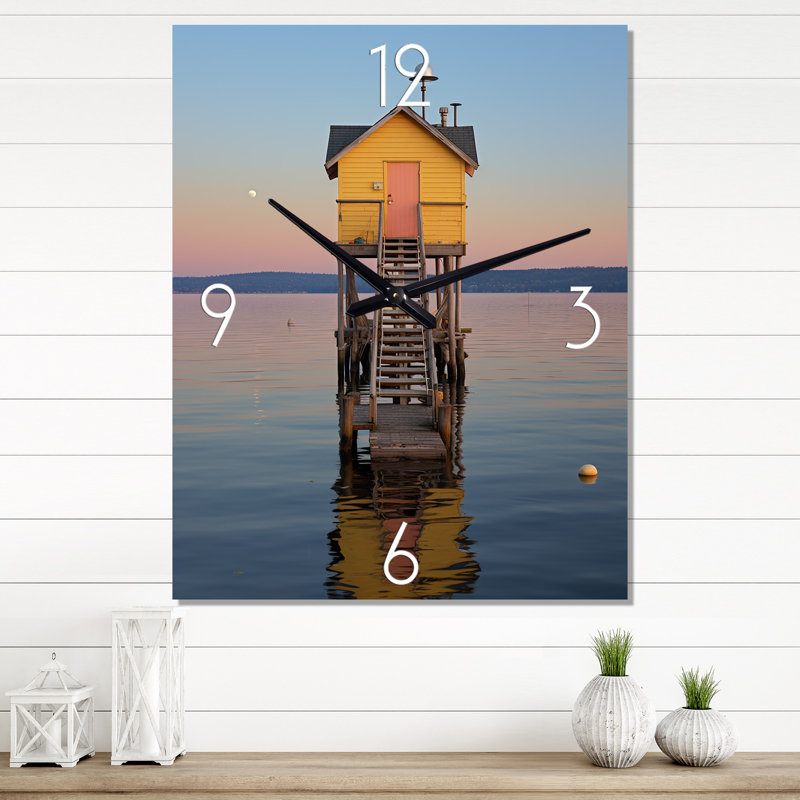 Minimalisme côtier, bâtiment jaune dans l'eau II - horloge murale de plage surdimensionnée, Grand