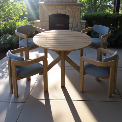 Ensemble de salle à manger 5 pièces pour l'extérieur en bois d'acacia rond, table de patio en bois massif avec 4 chaises de baril, sièges et dossiers rembourrés, ensemble de conversation de jardin moderne, coussin gris