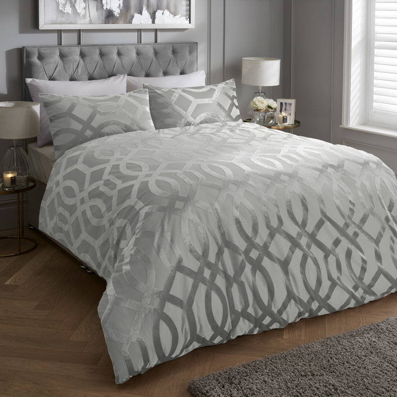 Nyberg Polyester Geometric Shapes Duvet Cover Set with Pillowcases Included, King Duvet Cover + 2 Standard Pillowcases