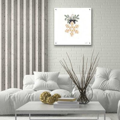 «Farmhouse Ornament II» par Sara Baker, art mural en verre acrylique, 24 po x 24 po