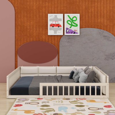 Lit plateforme double avec garde-corps et coussin