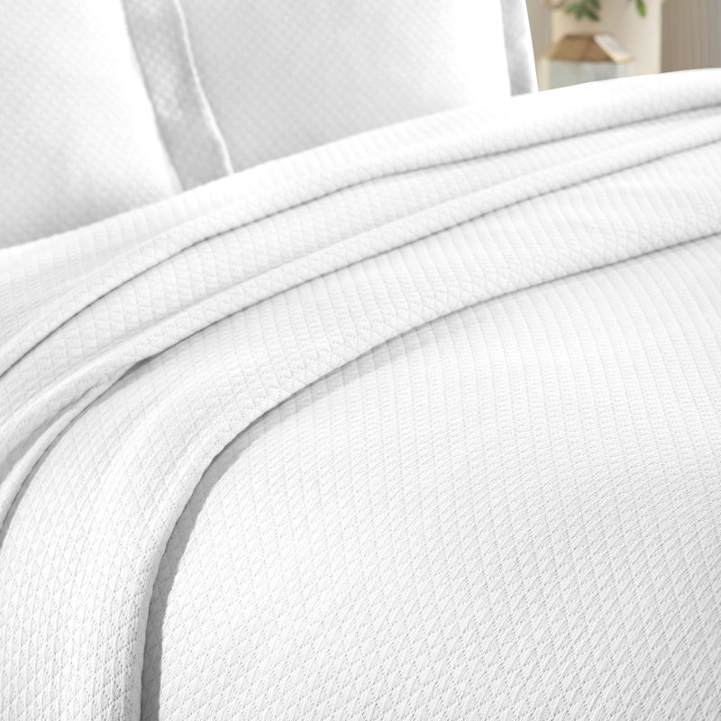 Superior Solitaire Waffled Matelassé Bedspread Set with Shams, White, Full Bedspread + 2 Standard Shams