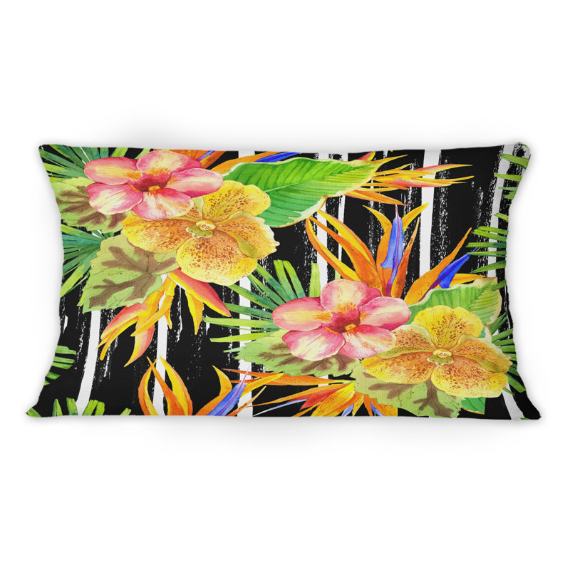 Coussin décoratif imprimé de fleurs tropicales jaunes, rouges et vertes sur fond noir