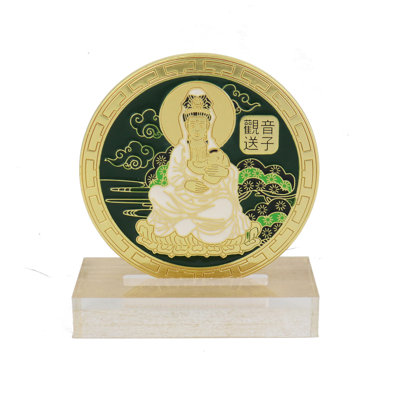 Kuan Yin tenant une plaque décorative pour bébé
