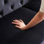 Velours noir: 3 places + 2 avec structure solide, pieds en métal et 4 coussins confortables. Pour un salon ou un bureau sophistiqué. Sièges en mousse Spring Spring