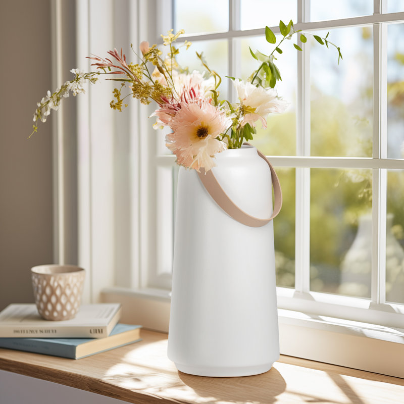 Vase de table en céramique blanche 11 "avec poignée à sangle Lido, H 11 po x l 5,75 po x P 5,75 po, Blanc