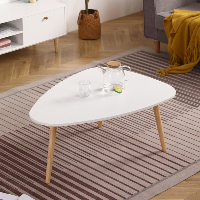 La table basse 900 en forme d'œuf, blanc et chêne, complète le style ovale du salon 900, élégante pour un usage quotidien