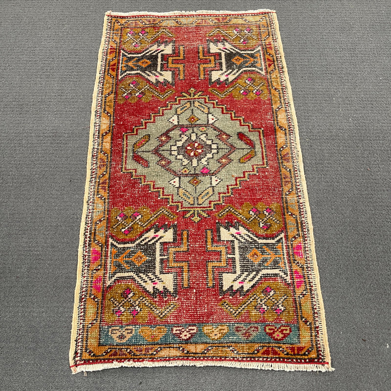 Tapis tribal en laine rouge 21,3 x 39,8 po