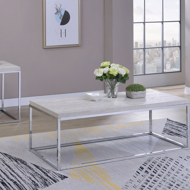Table basse en chêne clair avec base ouverte et détails chromés