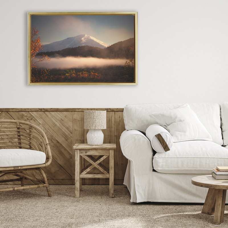 Cadre flottant avec feuillage d'automne et sommet de montagne enneigée, design Jonathan Zaha, H 21 po x l 31 po