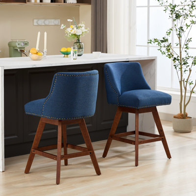 Paire de chaises pivotantes à hauteur de comptoir (2 unités), hauteur d'assise de 66 cm, revêtement bleu, rotation à 360° pour les repas, rembourrage en mousse souple et ressorts en acier, forme incurvée pour un meilleur soutien, design américain, structure en bois d'hévéa. Revêtement en tissu.